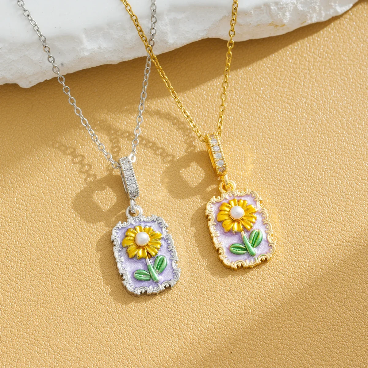 قلادة نسائية فاخرة خفيفة على طراز الغابات لوحة زيتية على شكل مينا لؤلؤ المياه العذبة وعباد الشمس من الفولاذ التيتانيوم