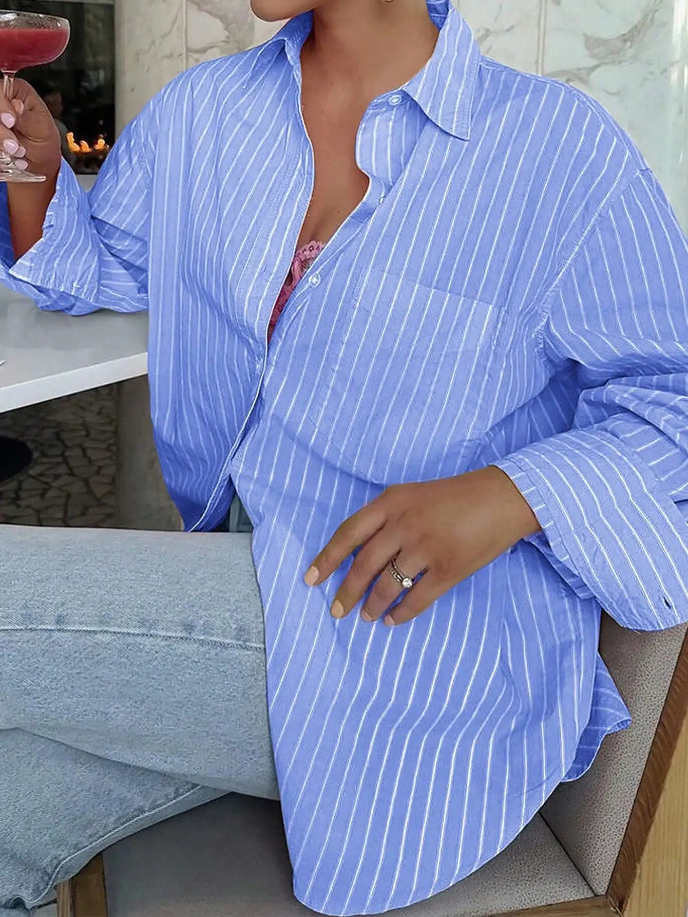 

Женская синяя полосатая рубашка с длинным рукавом и карманом