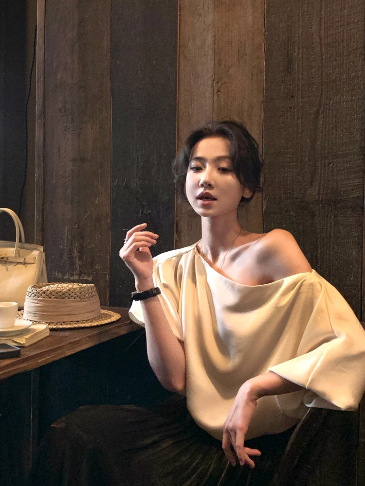 

Новая женская асимметричная футболка из атласа с открытыми плечами, уникальный красивый дизайн, короткий рукав, для повседневной носки