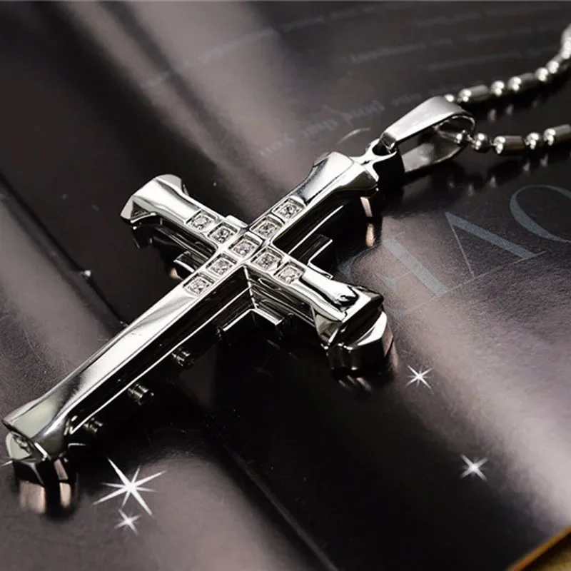 Pendentif croix de jésus en cristal pour homme