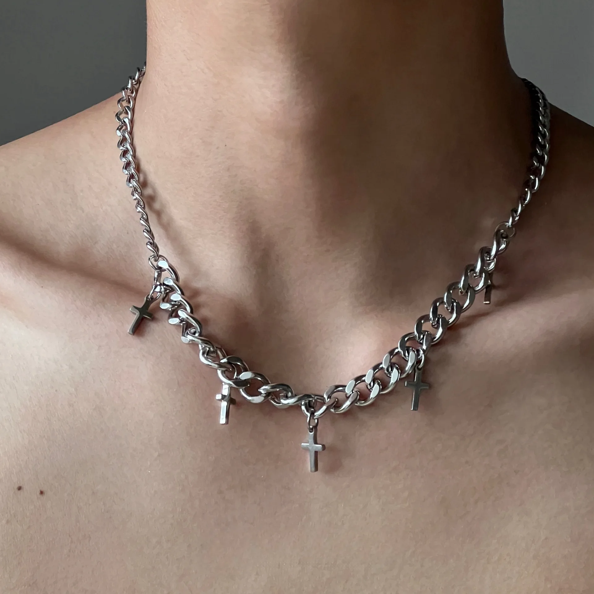 Einfacher Edelstahl-Halsreif für Männer mit Retro-Kreuzanhänger, Trendige Kubakette, Modeschmuck – Detail 2