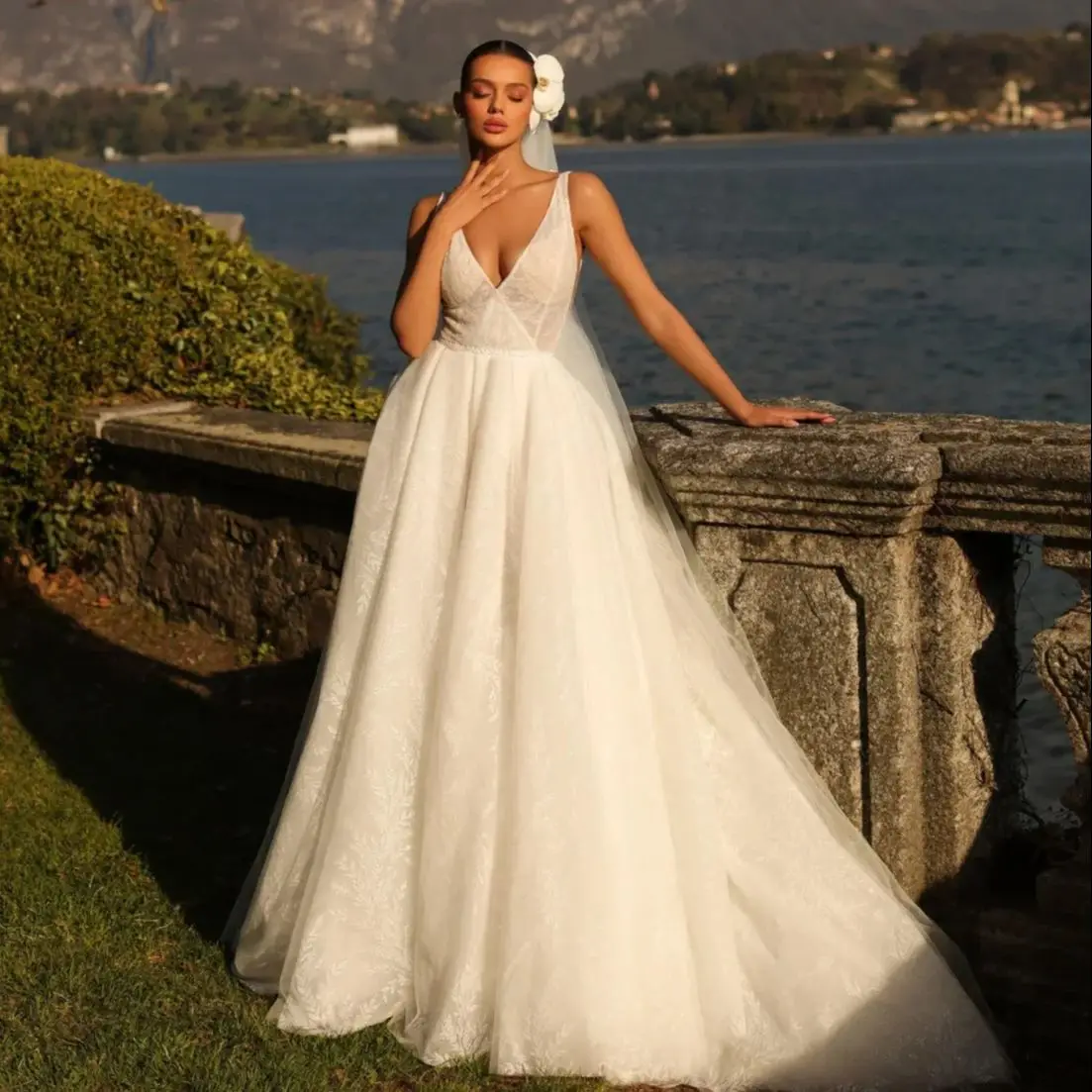 

Gorgeous Bridal Gown Sexy Backless V-Neck Sleeveless Ball Gown Wedding Dresses for Bride Sweep Train Vestido De Noiva Customized