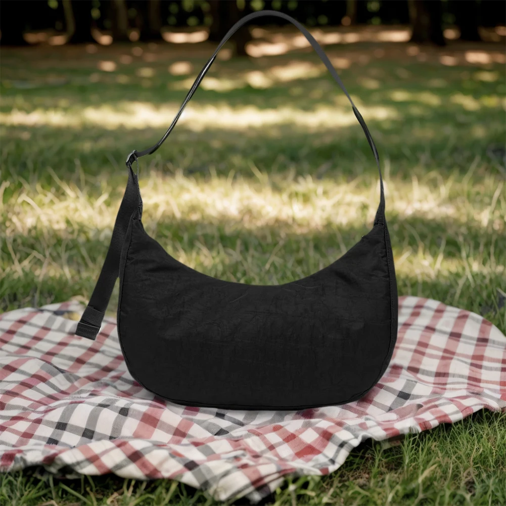 حقيبة كتف من النايلون على شكل هلال للنساء والفتيات حقيبة إبط عصرية محفظة صلبة تحت الإبط وحزام قابل للتعديل للتنقل والاستخدام اليومي