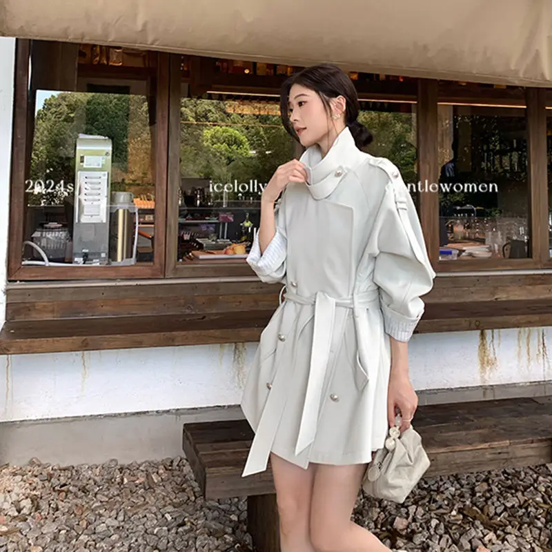 เสื้อโค้ทเทรนช์สไตล์อังกฤษสำหรับผู้หญิง ฤดูใบไม้ผลิ/ฤดูใบไม้ร่วง ปี 2025 ความยาวระดับเข่า กระดุมสองแถว ปกสีขาว แบบสั้น
