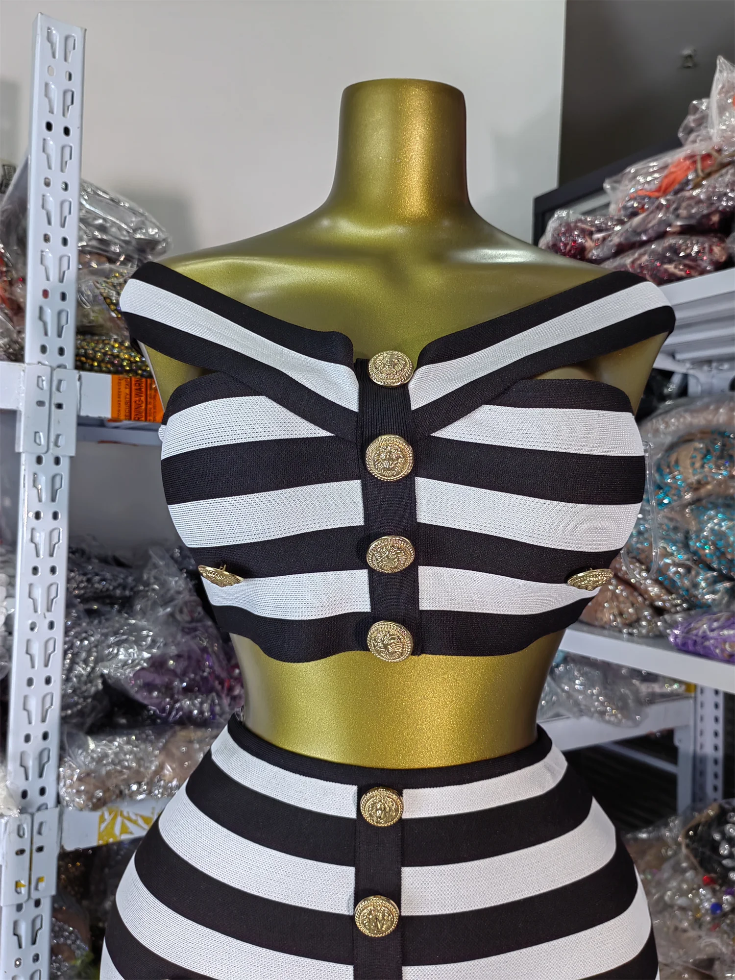 โรงงานขาย 2 ชิ้นชุดชุดสตรีฤดูร้อนผ้าพันคอปิดไหล่ Crop Top และกระโปรงเอวสูง Zebra Stripes ชุด