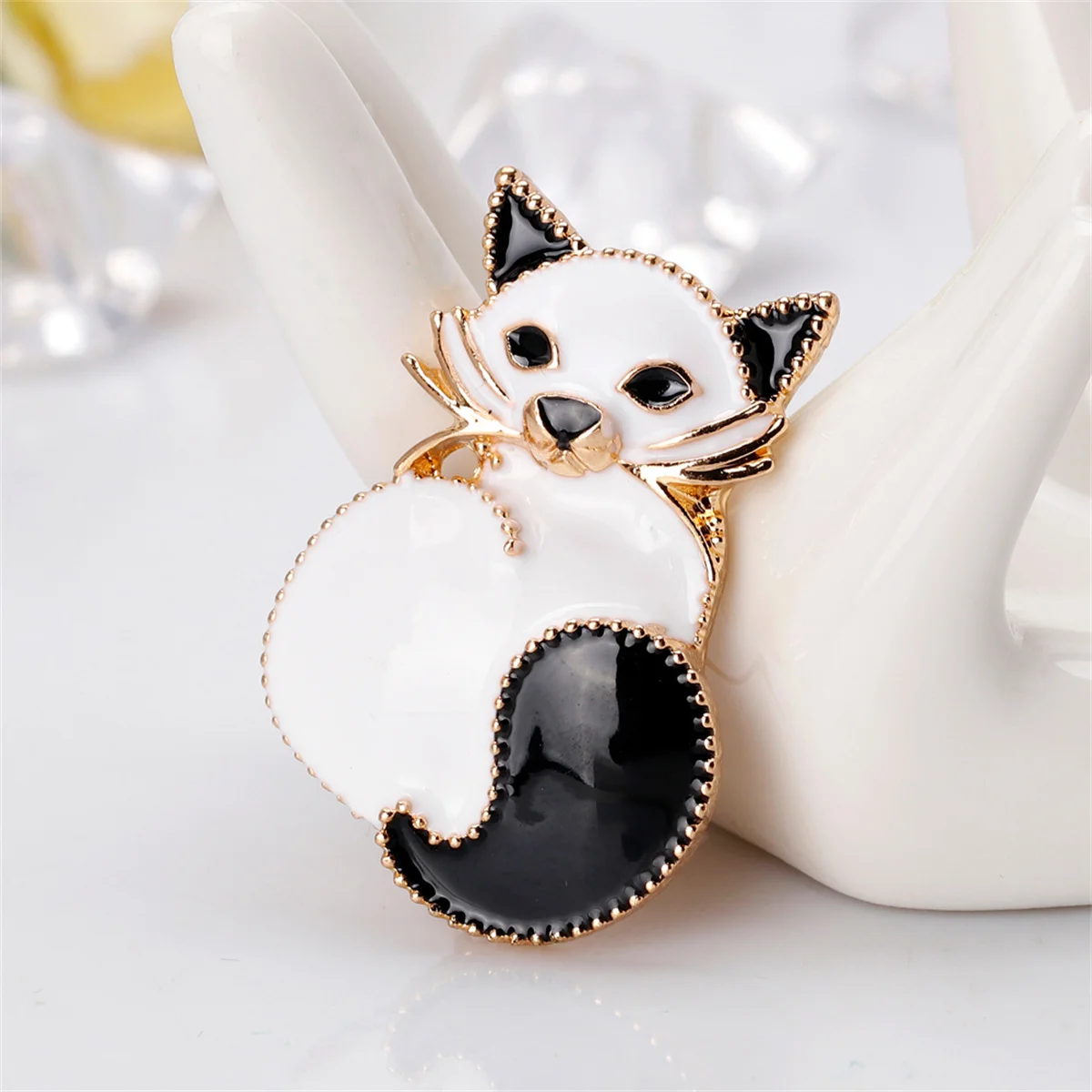 Rinhoo Reiten Besen Fliegende Katze Brosche Für Frauen Cartoon Nette Hexe Kätzchen Kragen Anstecknadeln Lustige Tier Rucksack Abzeichen Schmuck – Detail 18