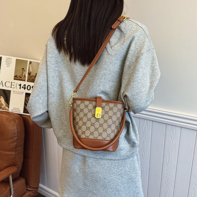 

Elegant Women Leather Shoulder Bag High End Luxury Tote Handbag Fashionable Crossbody Daily Carry Look