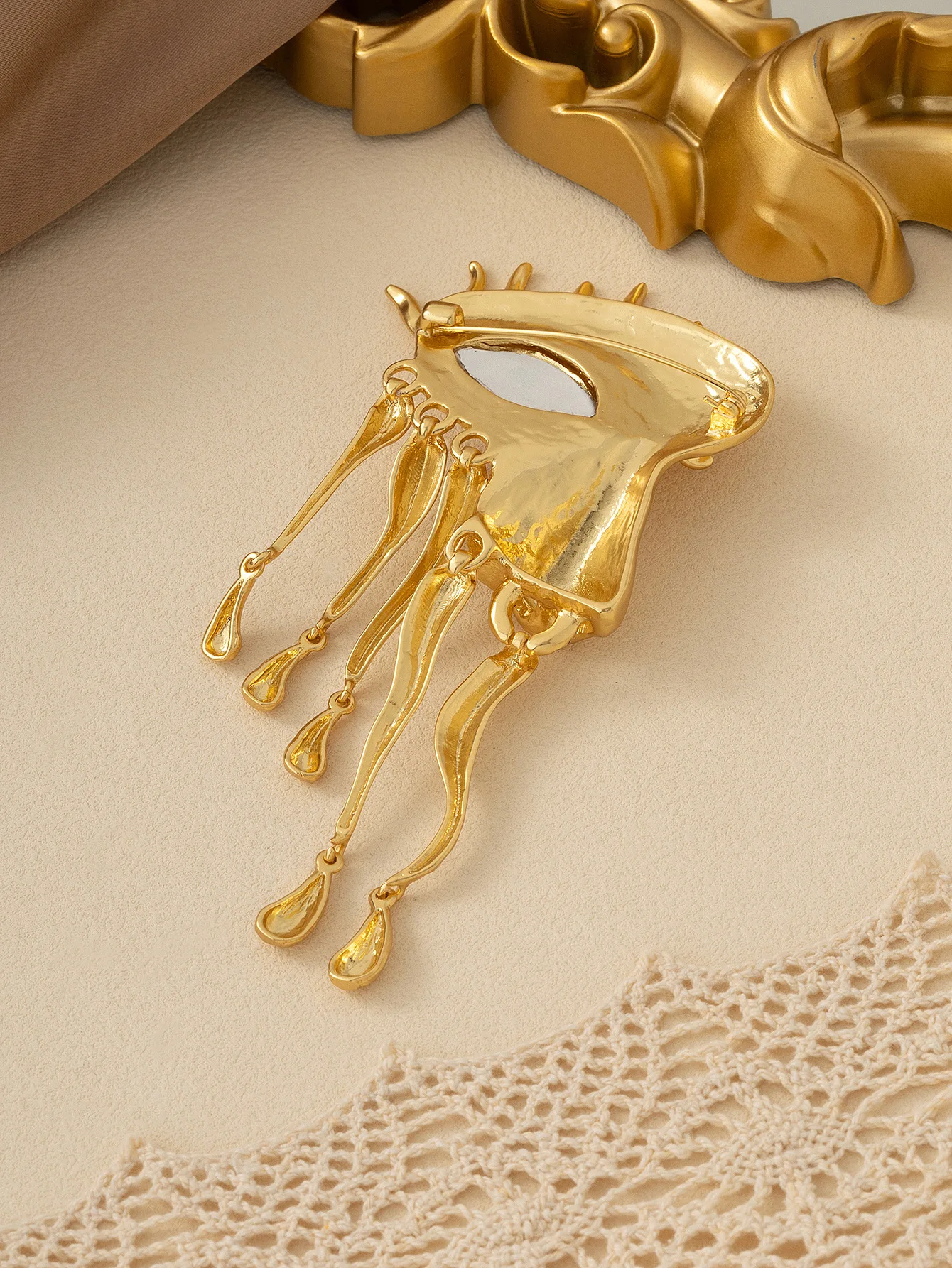 2024 Summer Unique Styling Art Retro Gold Tassel brooch Commemorative Gift for Men and Women