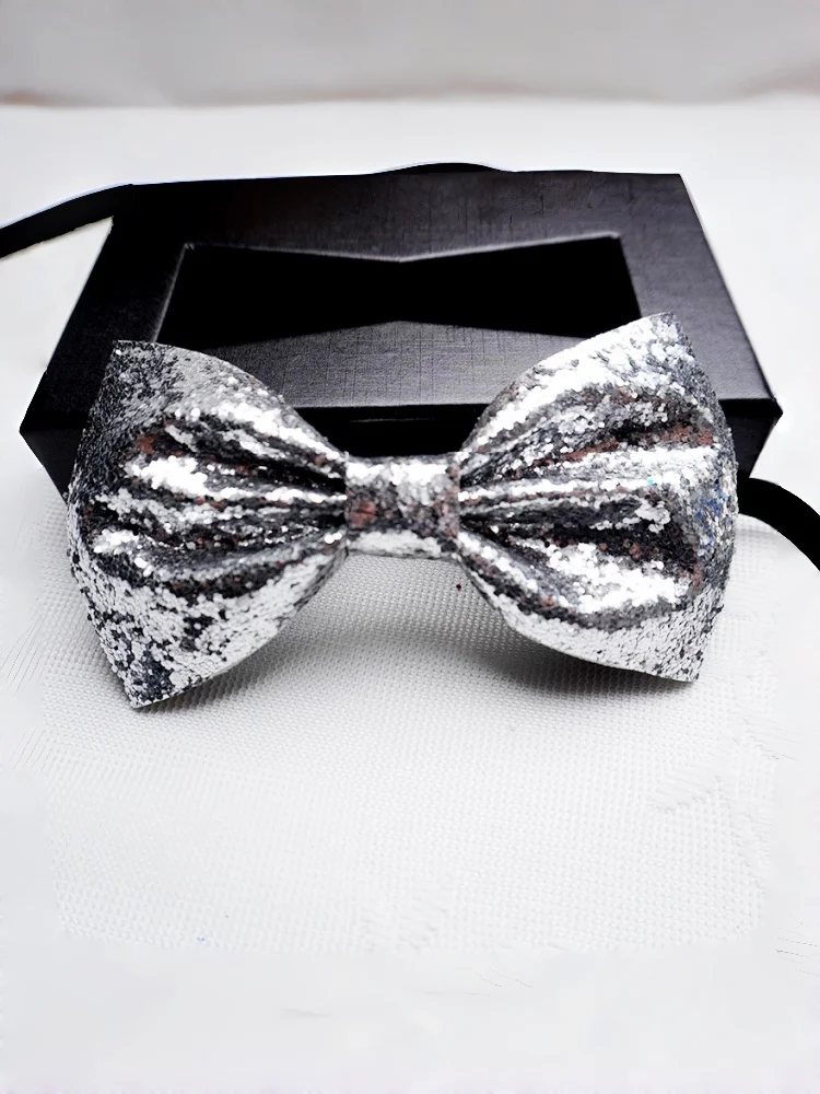 gravata-borboleta-unissex-com-lantejoulas-prateadas-brilhantes-sem-necessidade-de-amarrar-acessorio-para-casamentos-banquetes-noturnos-apresentacoes-de-palco-e-desfiles-de-moda-totalmente-coberto-de-lantejoulas-prateadas-brilha-intensamente-sob-as-luzes-criando-um-efeito-visual-impressionante-nas-fotos-e-adicionando-uma-atmosfera-deslumbrante-e-esplendida-a-ambientes-de-palco-e-festas