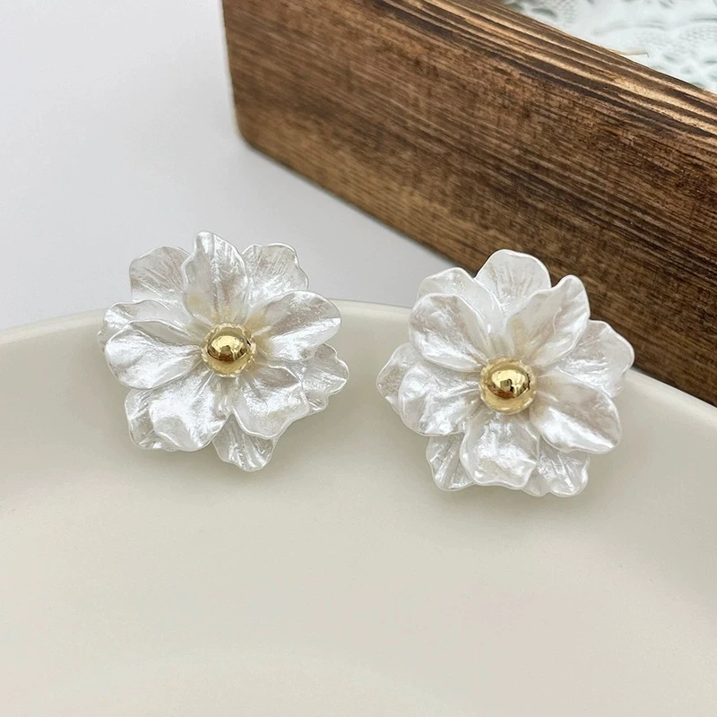 Blooming White Acrylic Flower Stud Earrings for Women Folded Florals Earrings Fashion Sweet Petals Irregular Female Jewelry Gift