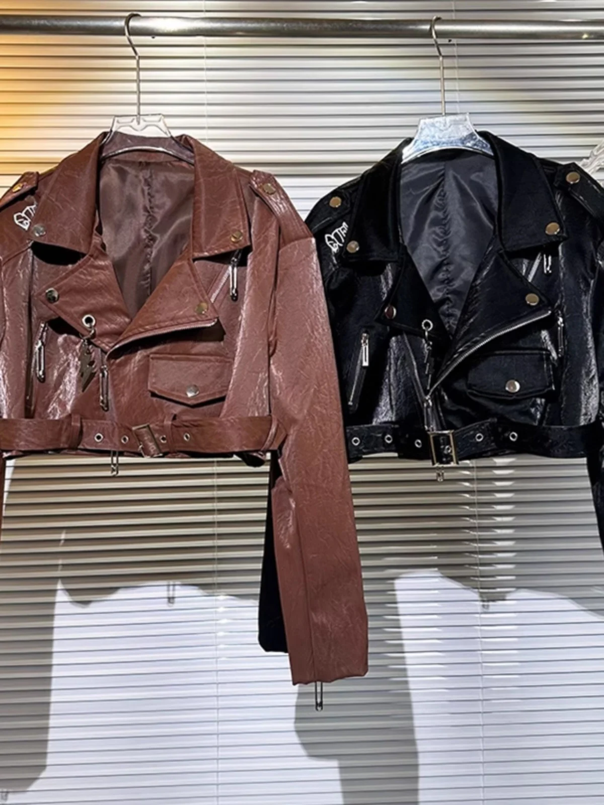 جاكيت نسائي من الجلد الصناعي المطرز بتصميم فتاة البانك، موديل جديد للربيع، أنيق للتنقل اليومي، تصميم مستقيم