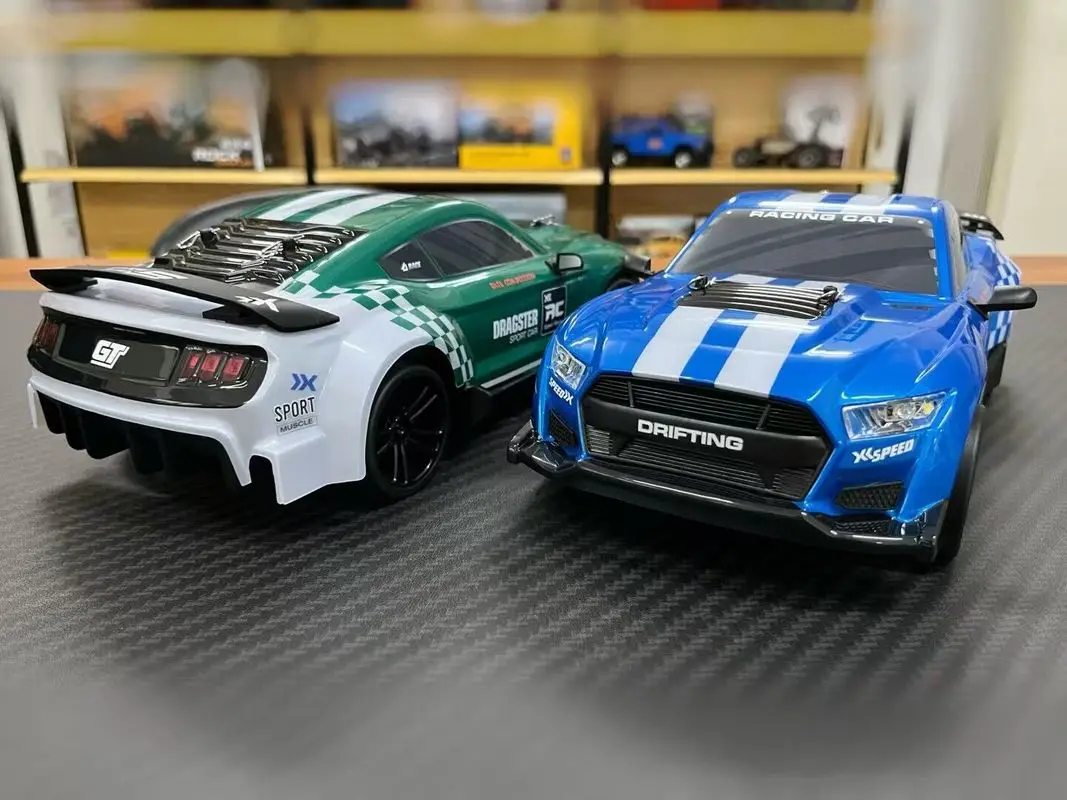 

Fuqi Model 1:14 Scale RC Remote Control Car Gyroscope 4WD High-Speed Drift Racing Toy Mustang Light-Up Vehicle for Ages 14+