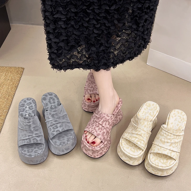 

Colorful Leopard Print Thick Sole Heightening Flip-Flops for Petite Women - Stylish Slim-Waist Design Outdoor Slippers"