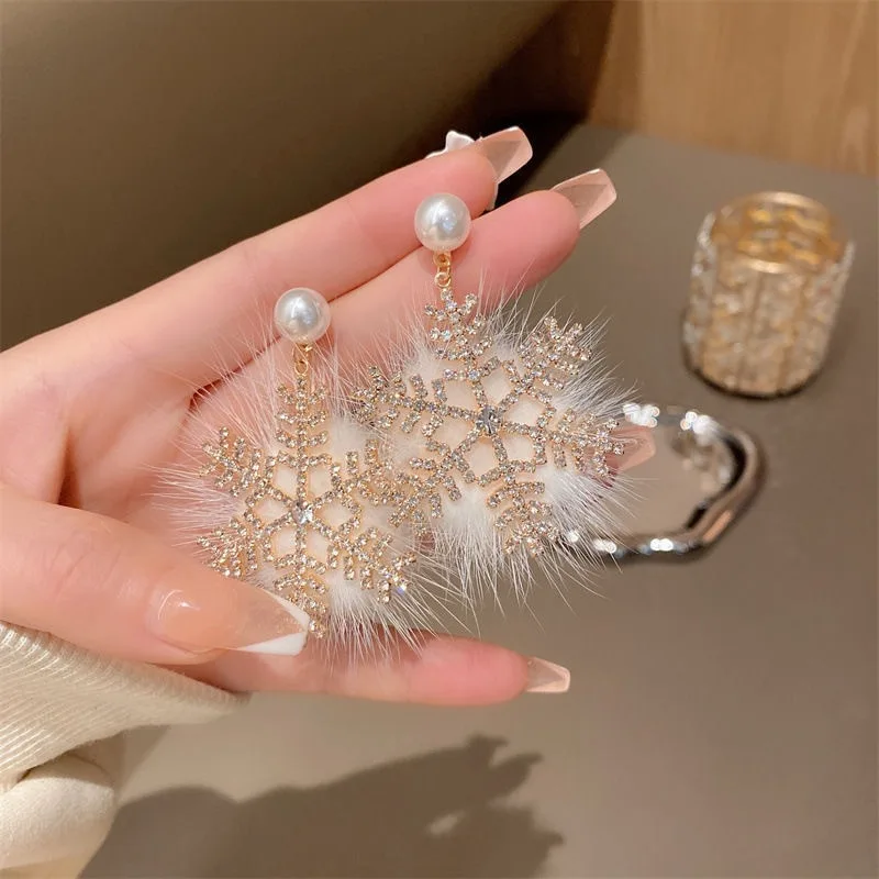 New Diamond Studded Pearl Fluffy Snowflake Earrings For Christmas Light Luxury Temperament Fashionable Earrings