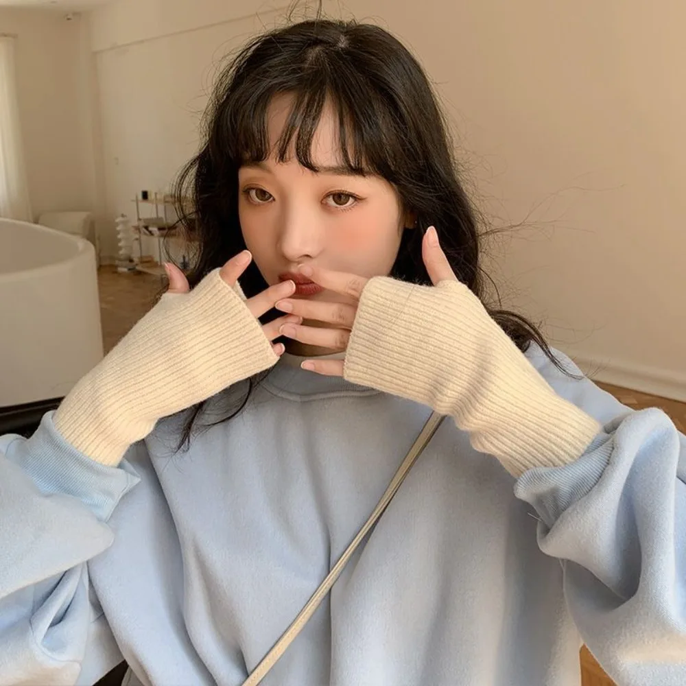 ถุงมือไหมพรมครึ่งนิ้วสีพื้นแบบใหม่ ถุงมือครึ่งนิ้วแบบถัก อุ่นสบายสำหรับฤดูหนาวสำหรับผู้หญิง