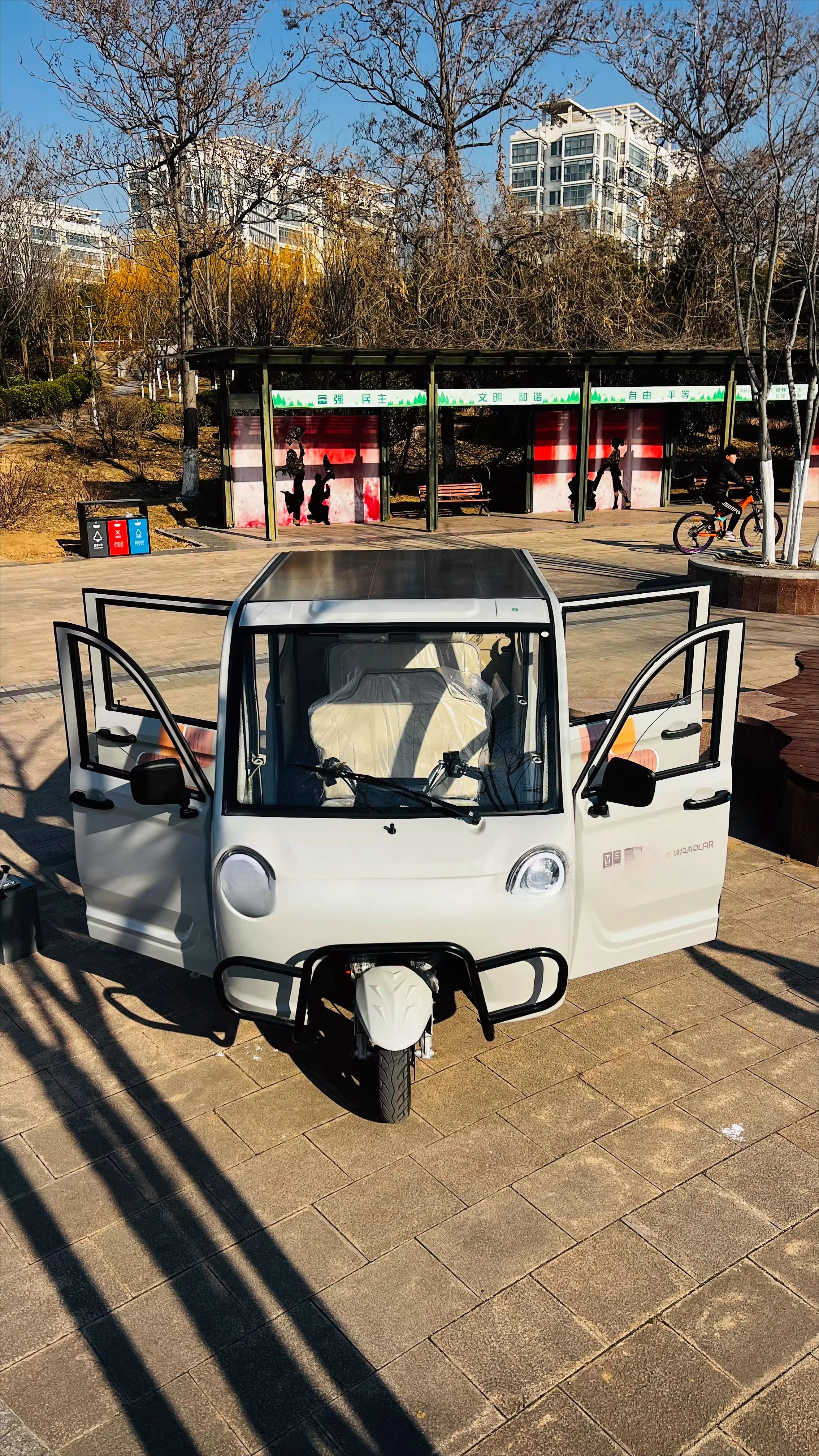 Solar electric tricycle, accompanied by sunlight, never charging, self-generating black technology