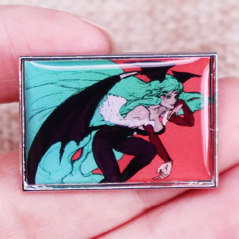 Darkstalkers-Pin esmaltado Morrigan, juego de Anime de dibujos animados, broche de chica, insignia de mitología irlandés, mochila, joyería de decoración