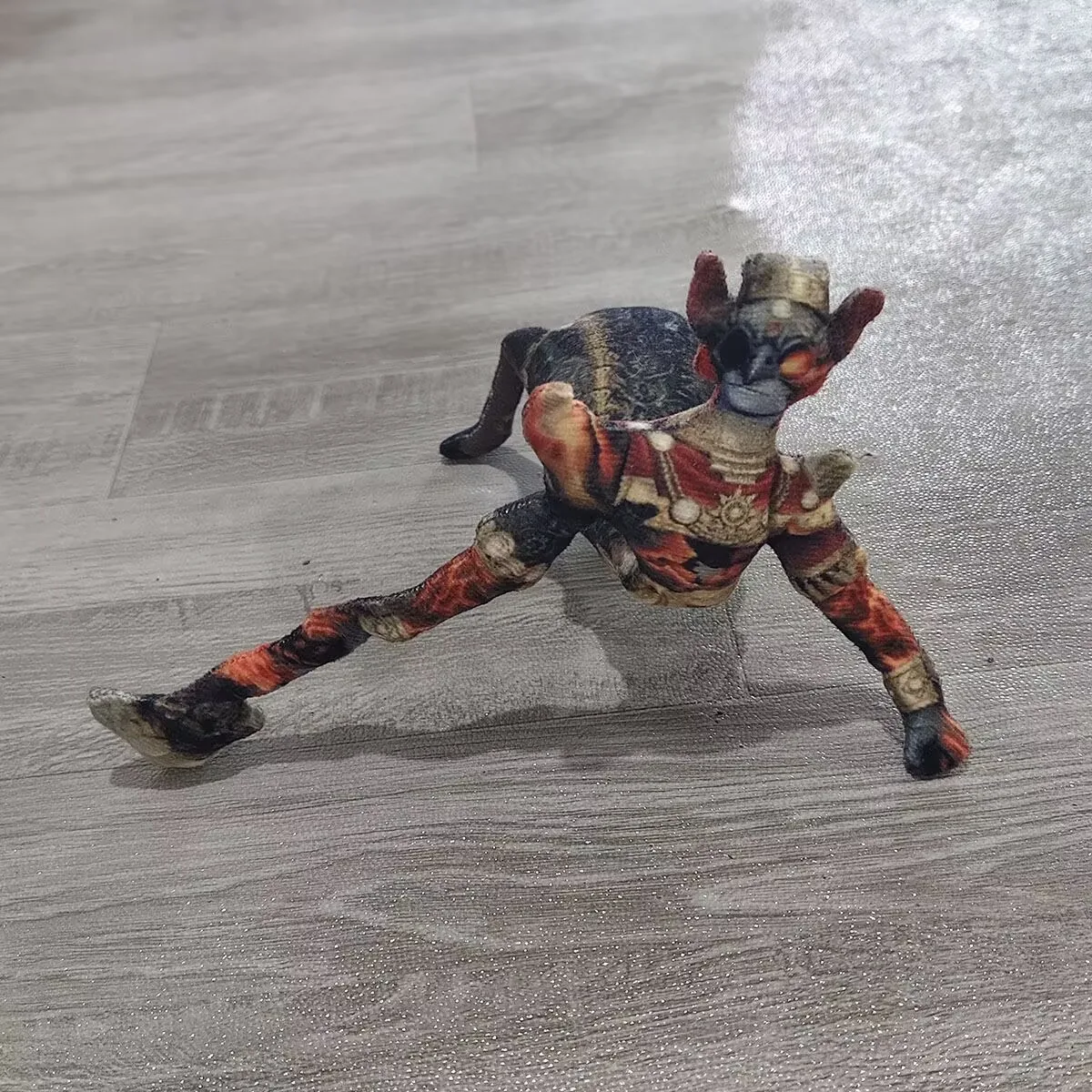 "아이덴티티 V"와 "Fool's Gold"의 악마 불꽃 녹이는 인형은 손과 발에 철선이 있어 움직일 수 있습니다.