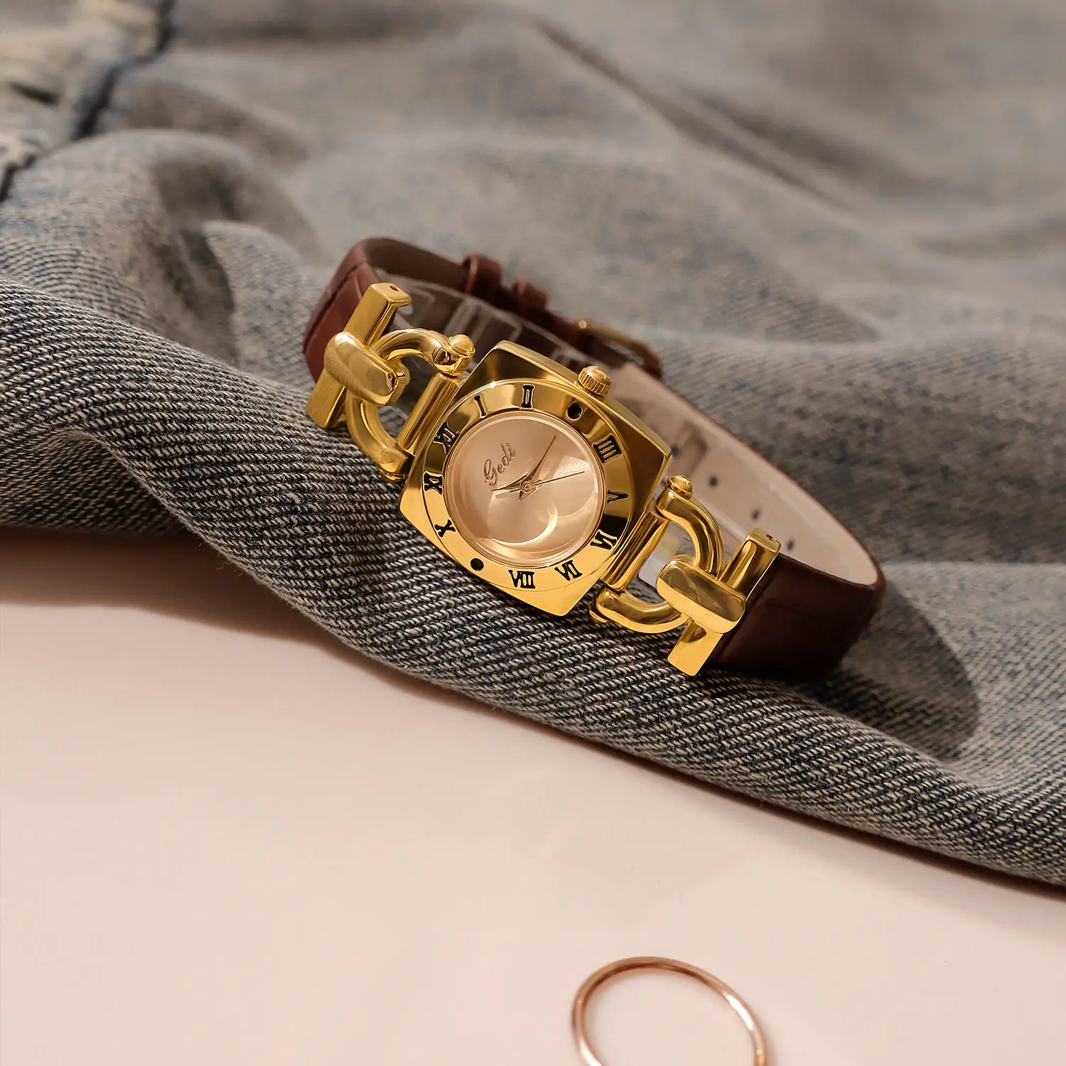 New Vintage-Style Luxury Women'S Watch, Featuring A Leather Strap And Small Dial.  A High-Quality, Carefully Selected Timepiece.