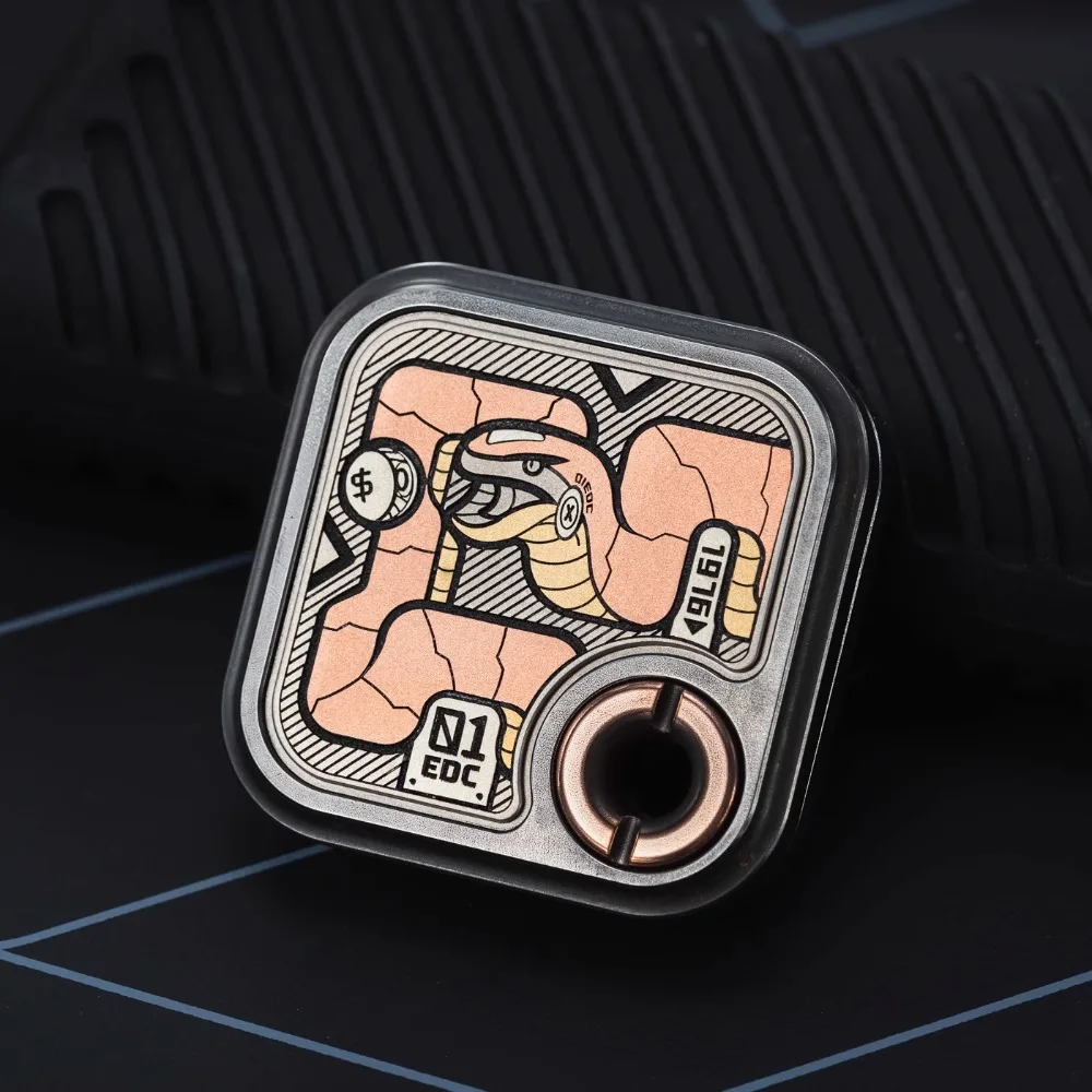 01 Studio Base di gioco quadrata piccola EDC Greedy Snake Edition Meccanico in metallo con punta delle dita Push Card Giocattolo antistress con punta delle dita