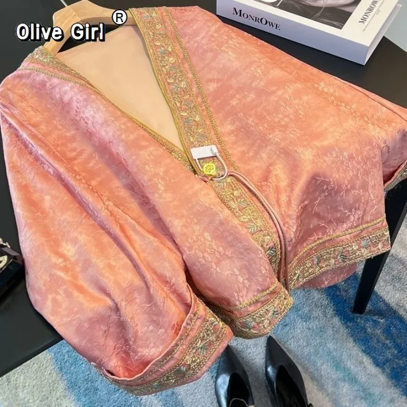 

Розовая куртка, пальто, кружевная вышивка, жаккардовая ткань, женский топ, высококачественный светильник с v-образным вырезом в стиле ретро, роскошная одежда в стиле Тан 2026