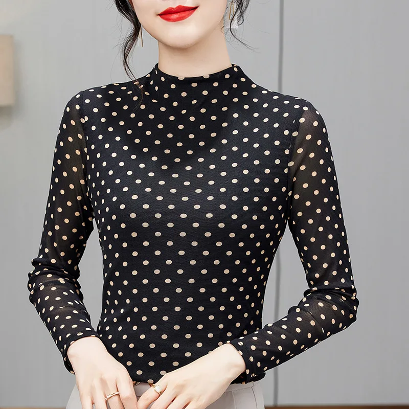 

Женская футболка с длинным рукавом и принтом в горошек