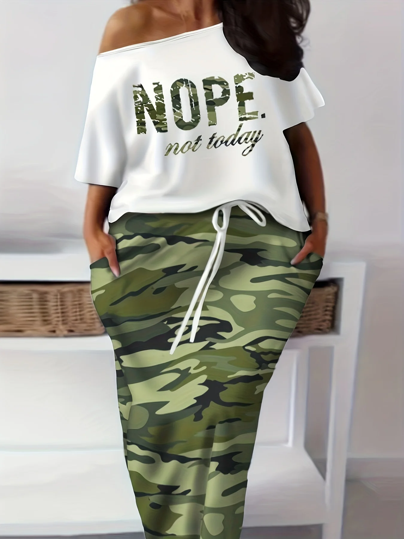 

Повседневный комплект из двух предметов с асимметричным воротником и камуфляжным принтом