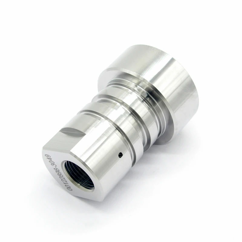 O jato de água parte o corpo 004383-3 da válvula de retenção para a bomba 100009-1 do intensificador