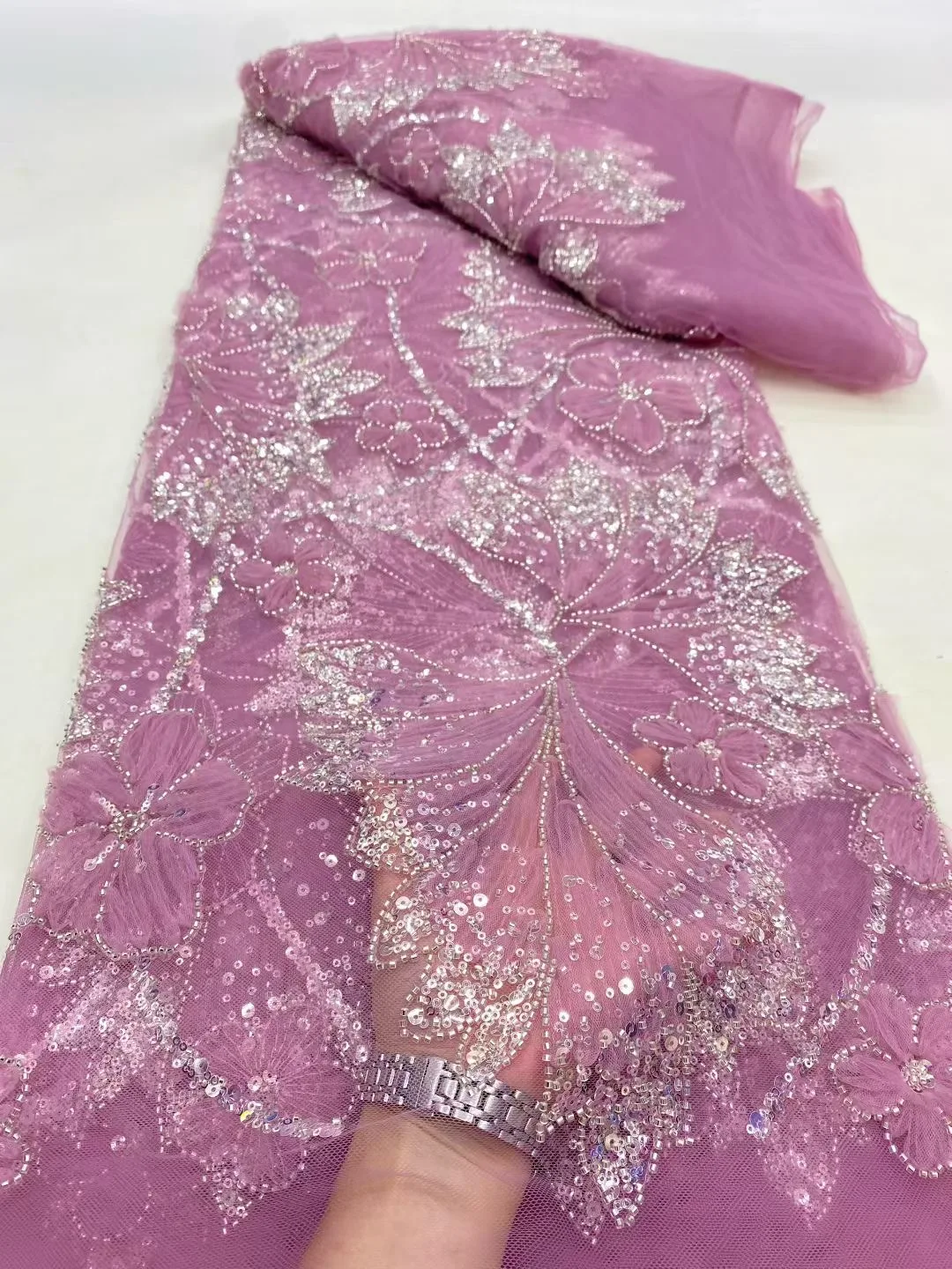 ผ้าลูกไม้ทูลล์คุณภาพสูงจากไนจีเรียแอฟริกัน ลวดลายปัก ปี 2025 ล่าสุด ยาว 5 หลา สำหรับตัดเย็บชุดราตรี ประดับเลื่อม รุ่น DP0445