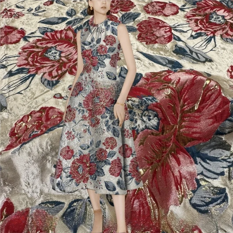 

The fabric of luxurious embossed jacquard toasting dress skirt and colored woven golden silk
