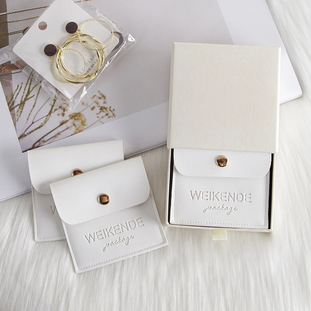 

Wholesale Packaging Pouch White PU Leather Jewelry Ring Earrings Storange Envelope Bag Custom Logo Wedding Anniversary Gift Sack