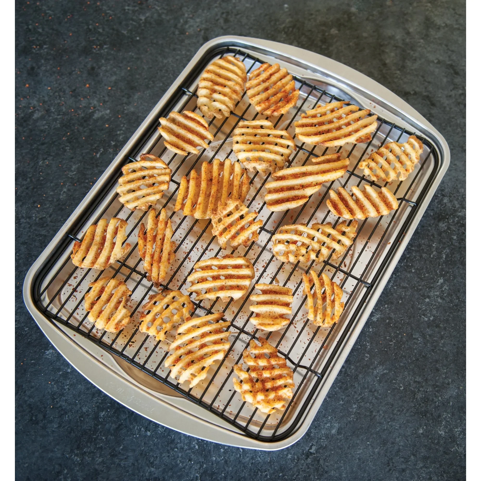 مقلاة لحم مقدد من الألومنيوم مع رف متداخل، 12.7 × 17.4 × 1.6 بوصة