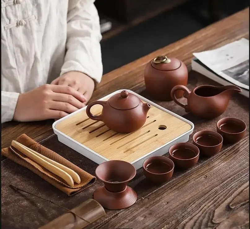 

Портативный фиолетовый глиняный набор для путешествий, чайные принадлежности, набор кунг-фу, керамический чайник, чайная чашка, один горшок и четыре чашки, уличная посуда