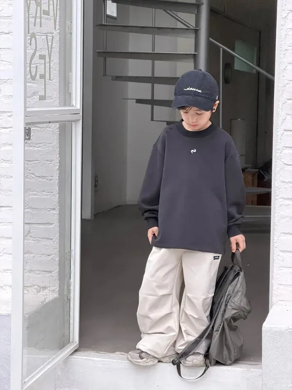 أزياء الأطفال 2025 الخريف والشتاء كل مباراة وبسيطة قميص سميك صبي وفتاة بارد ودافئ هوديي ملابس الاطفال