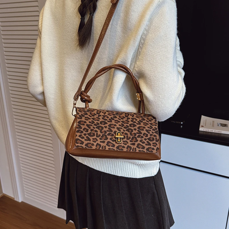 

Famous women's chain shoulder bag, simple commuting handbag, timeless Parisian style women's zipper crossbody bag