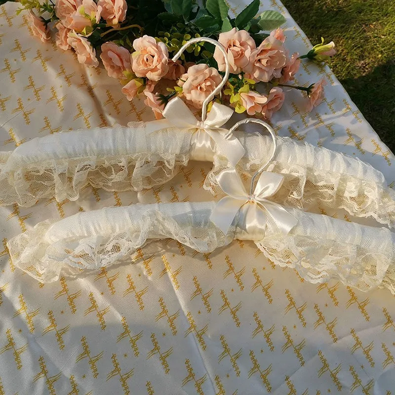 

3PCS Handmade Lace Fabric Sponge Hanger, Non-slip Non-mark Design, Elegant Holder for Wedding Gown, Bride Use & Bridal Gifts