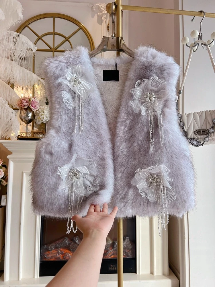 เสื้อโค้ทขนเฟอร์หนานุ่มสำหรับผู้หญิง คอลเลคชั่นฤดูหนาว 2025 ประดับคริสตัลและพู่ห้อย สไตล์หลวมๆ หรูหรา ทันสมัย ดูดีมีระดับ