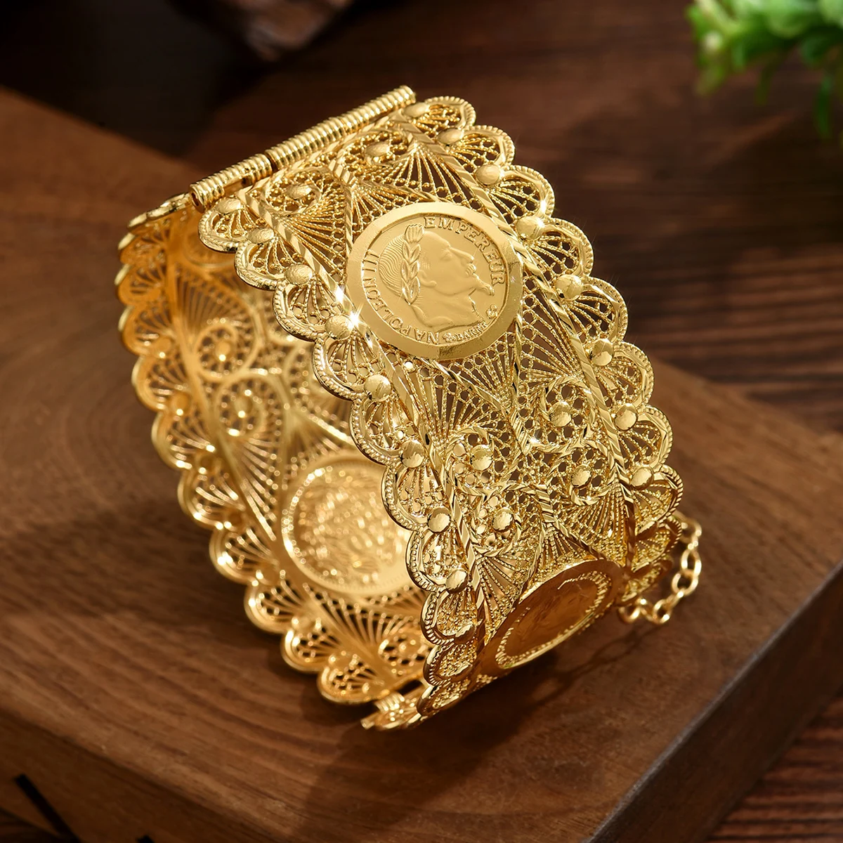 Retro Arabian-Style Gold-Plated Hollow-Carved Design Adjustable Bracelet For A Gift For Ladies At Weddings