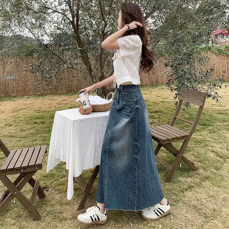 تنورة دينم زرقاء عتيقة بخصر عالٍ مع تصميم على الطراز الكوري وتنورة متوسطة الطول بفتحة خلفية