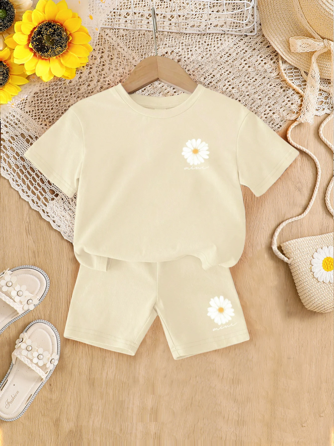 

2-Piece Set for Baby Girls, Simple and Stylish Summer Outfit, Baby Girl Daisy Print Round Neck Short-Sleeve Top + Floral Print Elastic Waist Shorts, Infant Soft Versatile Casual Children's Clothing