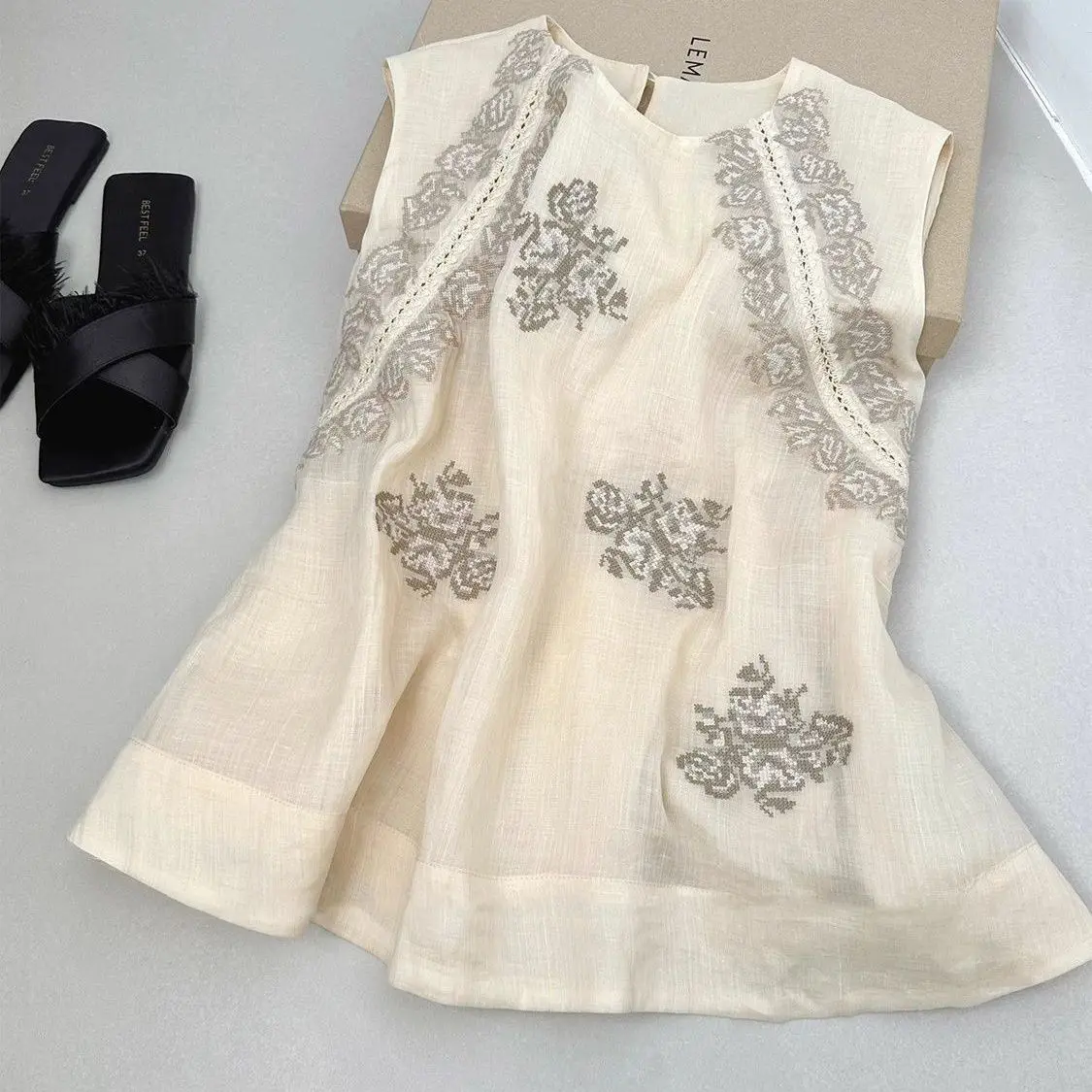 blusa-feminina-de-verao-nova-com-bordado-floral-gola-redonda-sem-mangas-elegante-e-vintage-blusa-fina