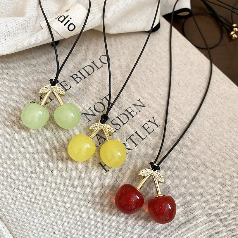 Minar lindo encantador Color caramelo acrílico cereza simulación fruta colgante collares para mujeres cuerda larga ajustable suéter cadena