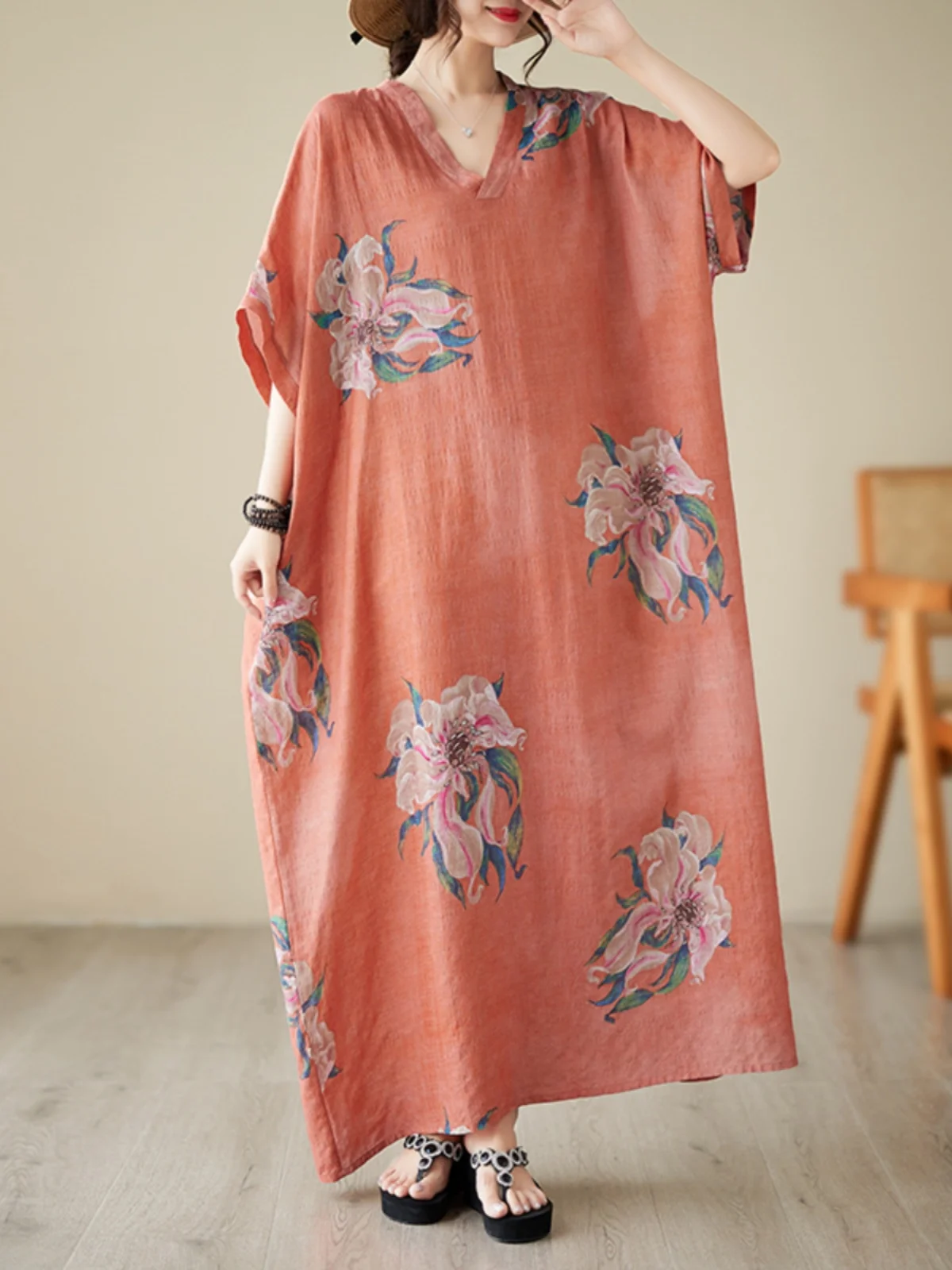 レトロな花柄プリントのマキシ丈ワンピース、スリムでゆったりとしたフィット感、夏のヴァイオンスタイル、Vネック、Aライン、ドレープ、女性用ファッション
