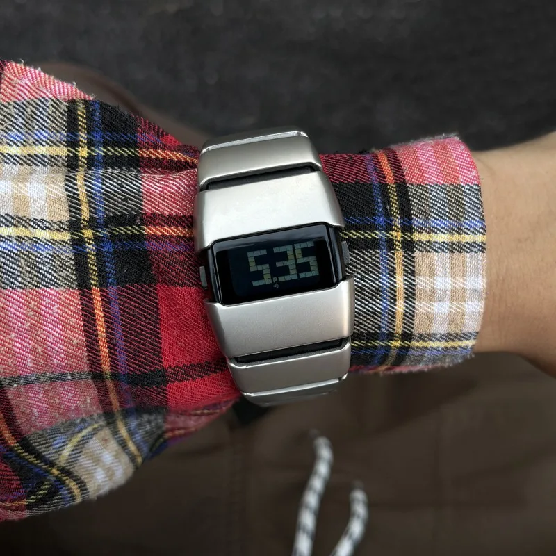 

Irregular Vintage Style Watch for Men and Women, American Fashion, Niche Design, Metal Case Wristwatch
