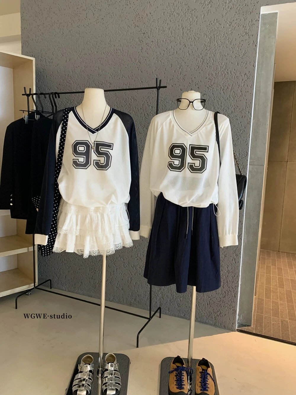 

Корейская женская футболка контрастного цвета на одно плечо с короткими рукавами, новинка лета 202, нестандартный вязаный топ