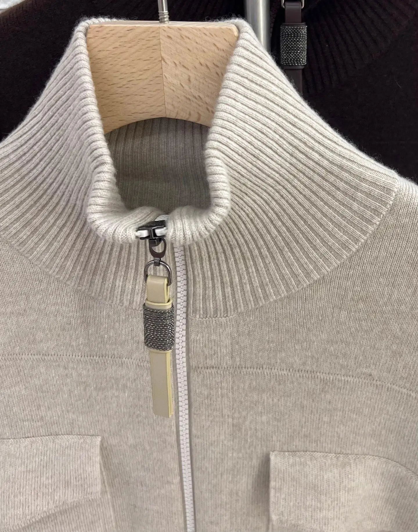 Cárdigan de punto de cachemira con cremallera y cuello alto para mujer