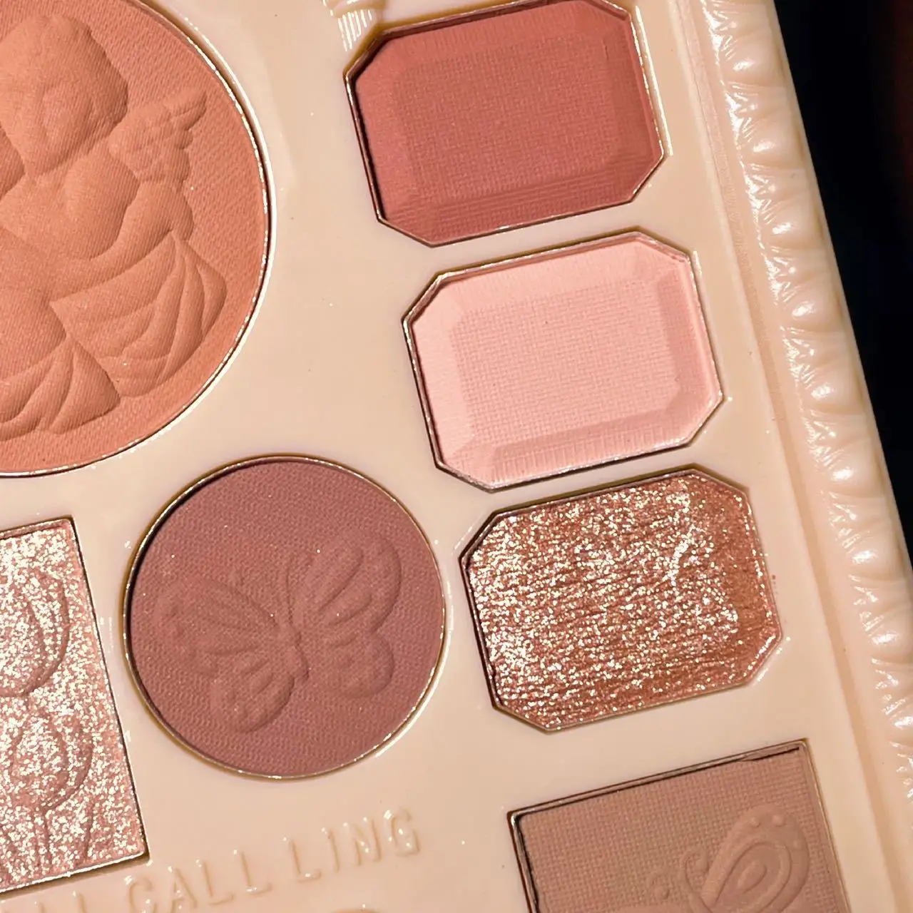 Flowerknows 高級メイクアップエンジェルリリーフアイシャドウアミューズメントエンボスブラッシュハイライト統合パレット女性手頃な価格のシェル