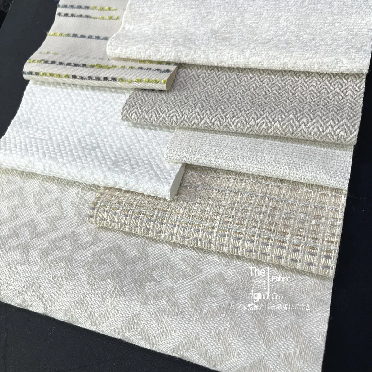 

Тканевые шторы и наволочки светло-капучино цвета для главной спальни, декоративные и светонепроницаемые.