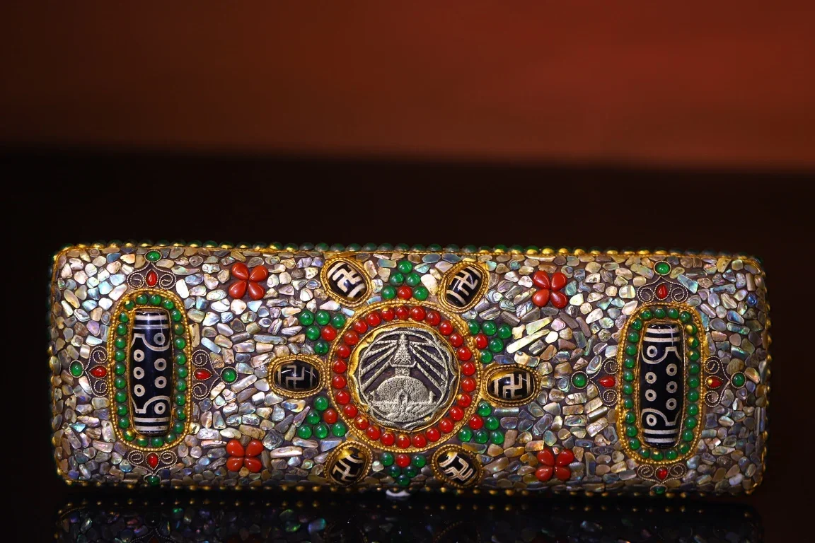 

9"Tibetan Temple Collection Old Scriptures Mosaic Gem gZi Beads Shell Shakyamuni Buddha Pagoda Old Scripture Worship Hall