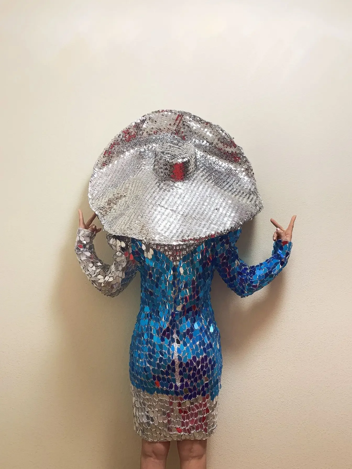 Vestido glamuroso de espejo plateado con espejo, sombrero de ala grande, traje para sesión de fotos de estudio, vestido de encogimiento de hombros para niña, traje de baile para espectáculo y Club de fiesta